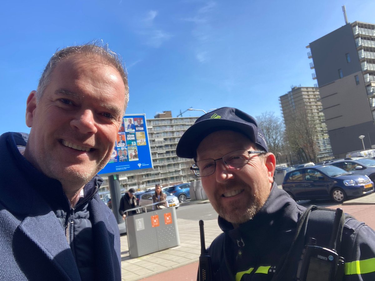 WA_Palenstein's tweet photo. Vanmiddag samen met de wethouder een rondje door de wijk gefietst. Diverse bewoners en ondernemers gesproken en aandachtplekken laten zien. #politie #Zoetermeer #veiligheid #wijkagenten #Palenstein https://t.co/RIzfUUfh3U