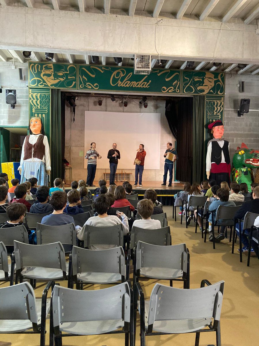 DMSEscola's tweet photo. L'alumnat de 5è ha anat a l'escola de música #CanPonsic a gaudir de #músicatradicional 🥁. Després han tingut l'oportunitat de cantar unes #corrandes ben divertides! #sortides #educacióartística #tradicions https://t.co/fcvx9ltOqV