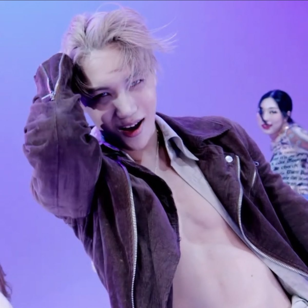 zkdlindaily's tweet photo. jongin you’re insane https://t.co/qsc5js59Ed