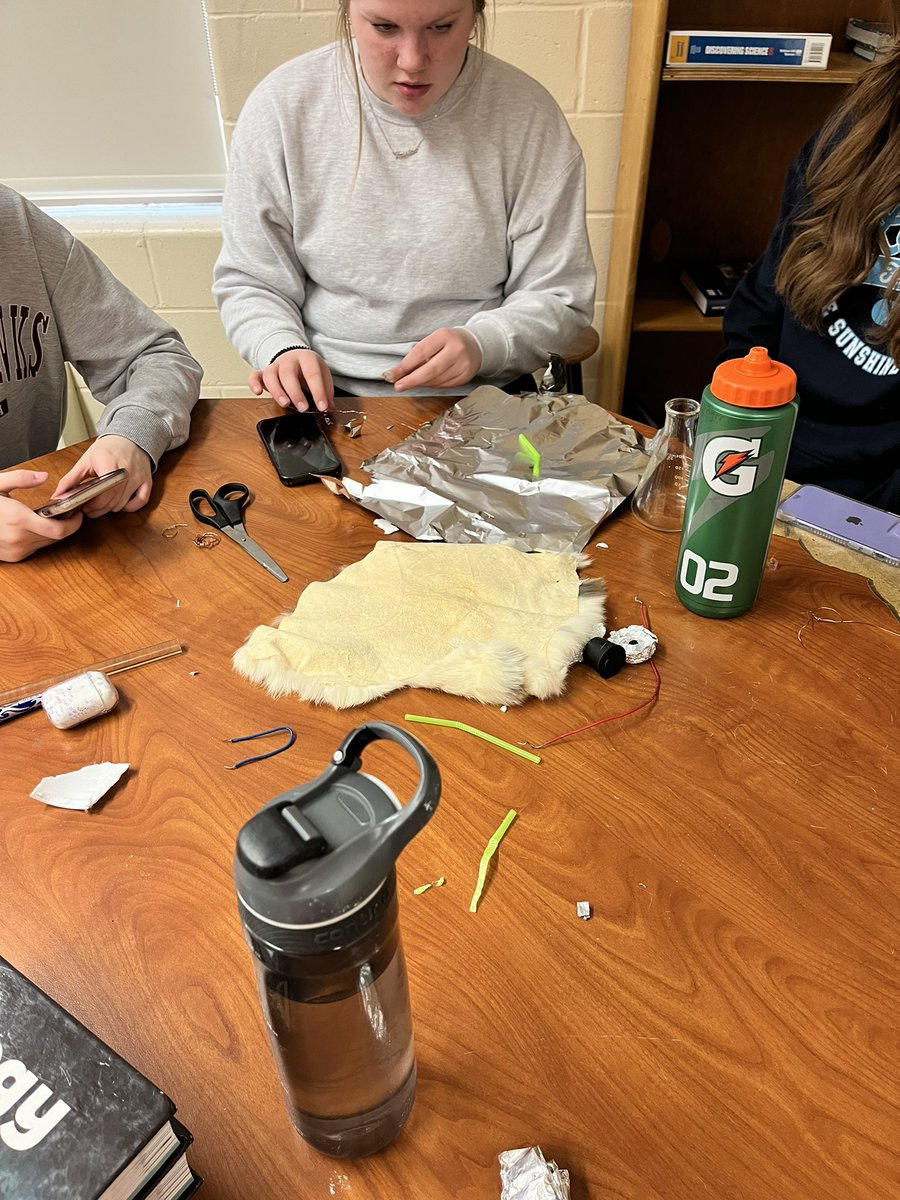 mssheppard_'s tweet photo. @BaccalieuSchool Technology 9 students putting their knowledge of static electricity to the test to make and explain their very own electroscope. https://t.co/oYDOLdlOgX