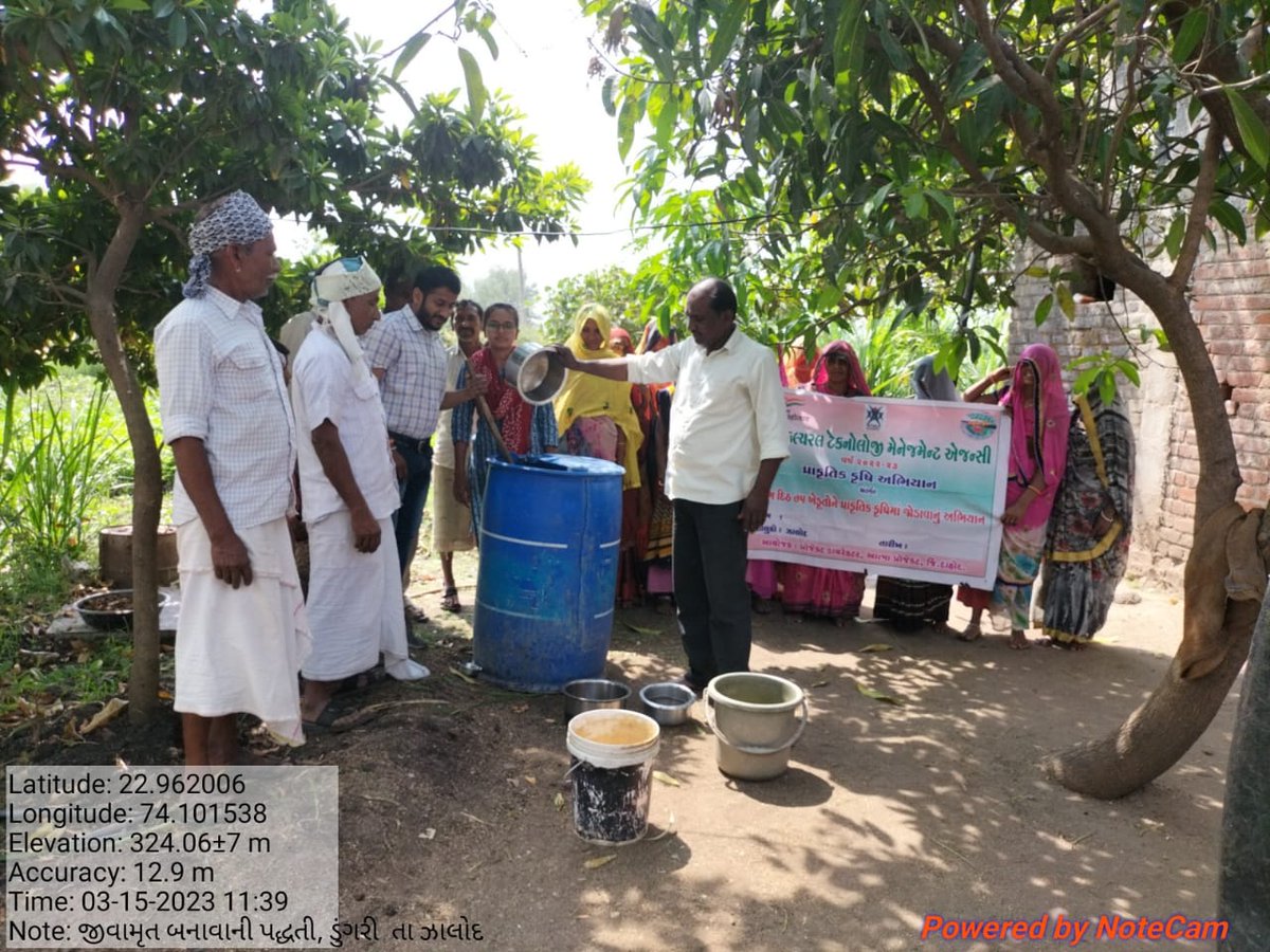 DaoDahod's tweet image. ઝાલોદ તાલુકાના વાંકોલ, ખરસાણ તથા મહુડી ગામે ખેતીવાડી વિભાગ અને આત્મા દ્વારા પ્રાકૃતિક ખેતી વિષય પર તાલીમ આયોજીત કરેલ જેમાં ગ્રામ પંચાયત દીઠ ૭૫ થી વધુ ખેડૂતો પ્રાકૃતિક ખેતી કરતા થાય તે માટે  માર્ગદર્શન આપવામાં આવ્યું તથા જીવામૃત બનાવવાની પદ્ધતિનું પ્રત્યક્ષ નિદર્શન કરવામાં આવ્યુ.