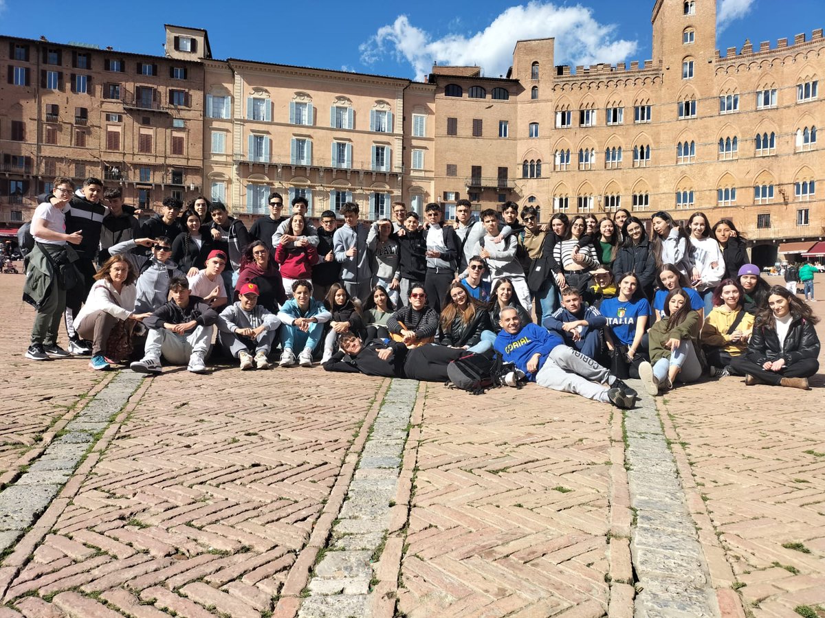 inselprat's tweet photo. I el grup de 4t d'ESO ens envia aquesta imatge des de la Piazza del Campo, Siena https://t.co/xOccLbDRA1