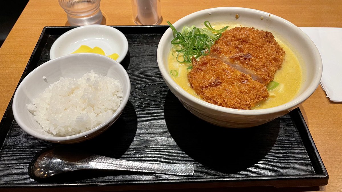 千吉のカレーうどん カツのせ。
種類が多く迷う。どれも美味しそう。また来ないとね。
