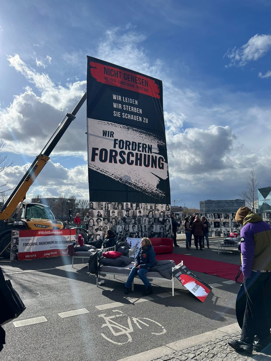 Heute große #Protestaktion vor dem @BMBF_Bund. Die Betroffenen von #LongCovid, #MECFS &amp; #PostVac dürfen nicht länger von der #Bundesregierung ignoriert werden! In zwei Stunden startet unsere Debatte dazu im #Bundestag! #NichtGenesen