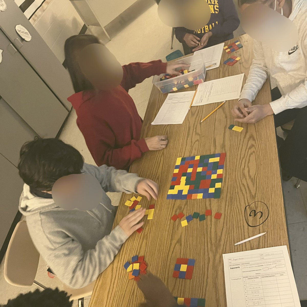_ohthatsmikey's tweet photo. We had a #RockSolid start to our new unit. 

✅ Hands On
✅ Making Connections
✅ Collaboration

Ss explored the meaning of perfect squares by being tasked with creating as many squares as possible. You should have heard the math vocabulary and the questions they came up with. https://t.co/TlAHkAIS7W