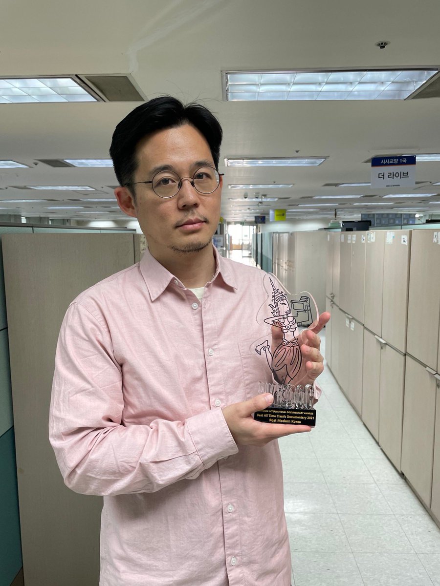 We are so glad to share this picture from Korea. 
Congratulations to Tae Wong Lee, Post Modern Korea for winning an award at BKK DOC 2021.
<a href="/AFBKK/">Alliance Française Bangkok</a> <a href="/epidemicsound/">Epidemic Sound</a> <a href="/docnrollfest/">Doc'n Roll Films</a> 

Link: youtube.com/watch?v=KNei9G…

#bkkdoc2023 #bkkdoc #filmfestival #filmdocumentary #awardcompetition