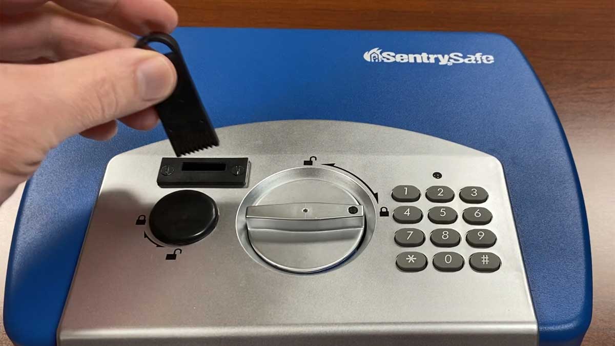DatakeyMemory's tweet image. Day 2 of @embedded_world 2023 is underway. Stop by the Nexus Industrial Memory (@Nexus_Memory) booth (1-650) to see how a Datakey CryptoAuthentication memory token can be used as a secure credential for embedded designs, great for multi-factor authentication.
#ew23 #mfa