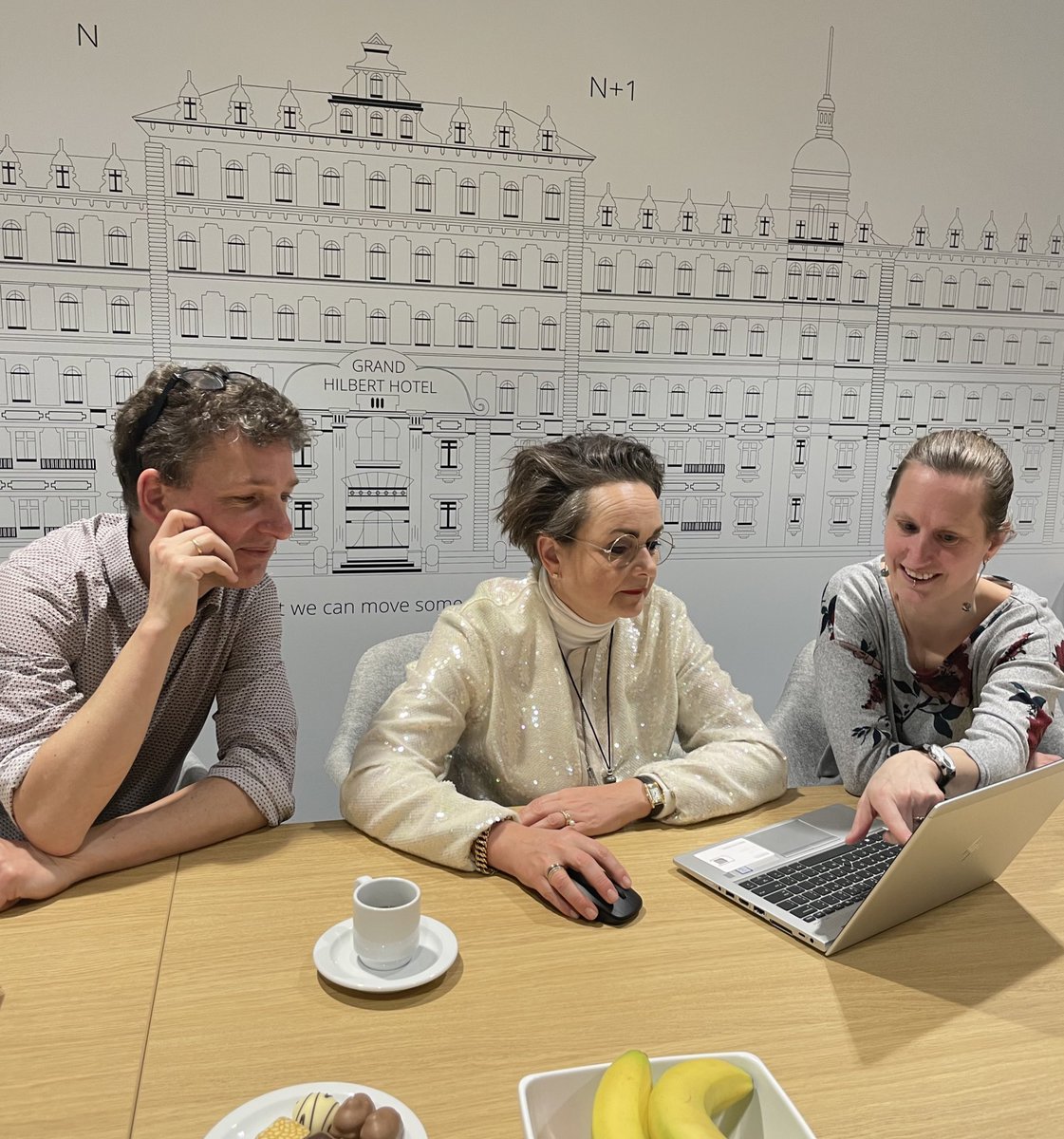 AvHuffelen's tweet image. Hoe moeten we digitale transformatie weergeven? Het begint allemaal met programmeren. Dus terug naar de basis. Vandaag was ik terug in de schoolbanken om te leren programmeren met hoogleraren @felienne @avandeursen @tudelft