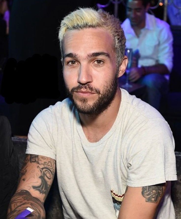 zhongmcr's tweet photo. Pete Wentz reveals he’s not defining his sexuality:

“I’m sure I’ve gotten a blowjob from a guy before. I don’t know if it’s gay unless you make eye contact… I think the best answer I have is I’m not not gay. There are a couple guys I could date, life partner-wise.” https://t.co/hZXhfXvAi5