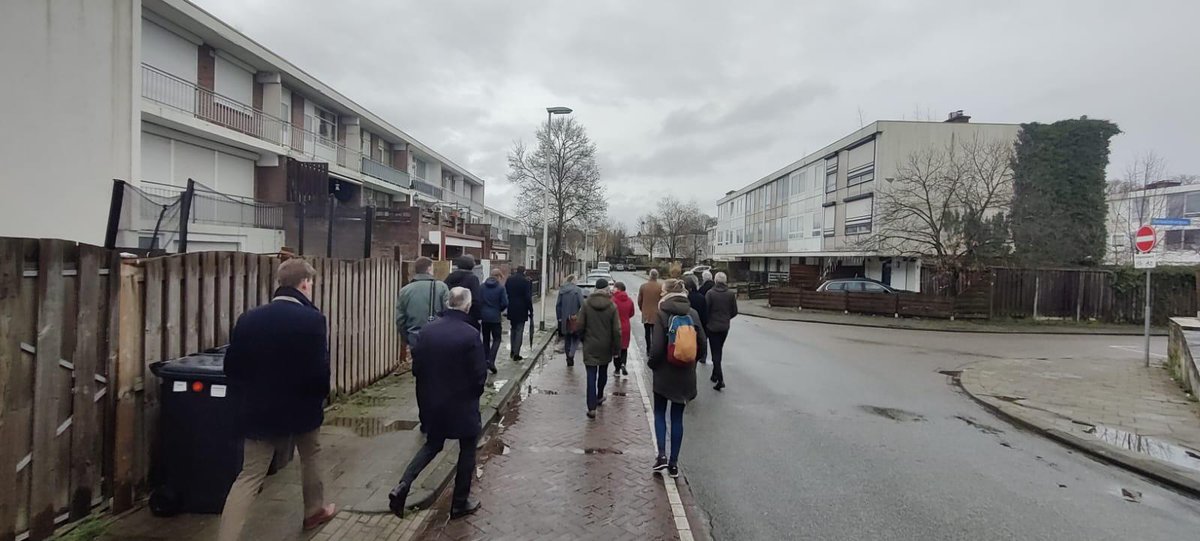MeyerRon's tweet photo. De Wetenschappelijke Raad voor het Regeringsbeleid (@WRRDenktank) was op bezoek in @heerlen_noord. We hebben de Raad onze opgave, onze vastberadenheid en ons optimisme getoond. #Heerlen https://t.co/hHeS8sQ2ON