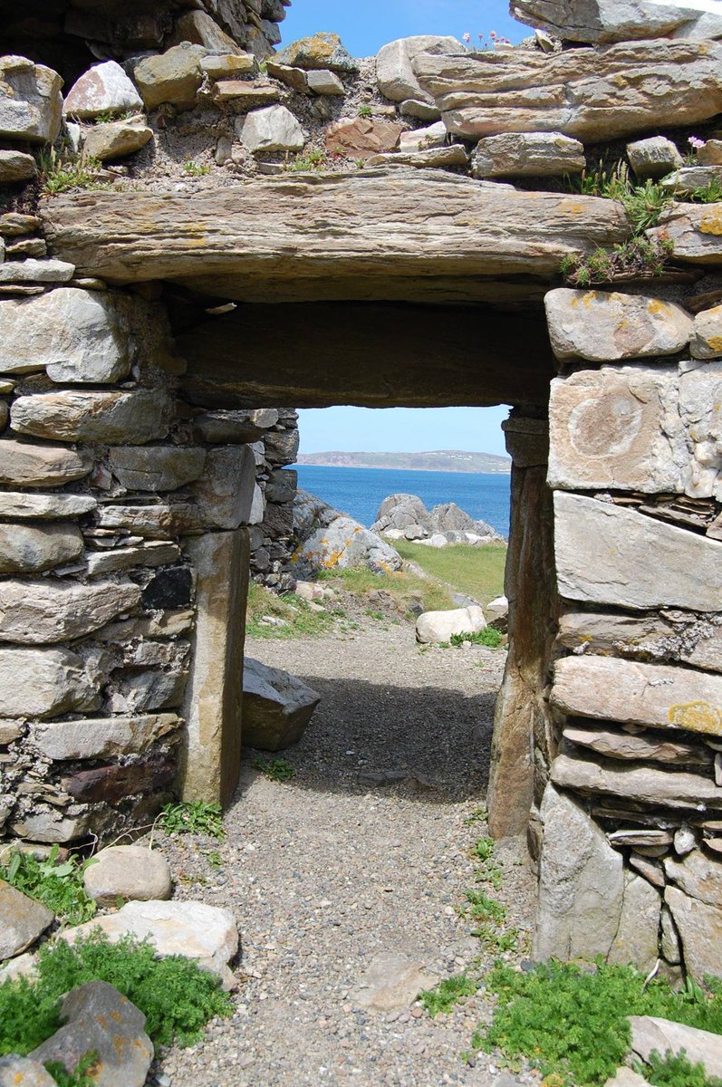 PMonty18's tweet photo. #CarrickabraghyCastle 16th century #ODoherty owned castle at #IsleofDoagh, Co. #Donegal #Ireland. Built in the 16th century on a rocky promontory with spectacular views of the Donegal hills and headlands, this belived to be the site pre-Viking settlement from Annals (of Ireland). https://t.co/rNwTQ5Vgcq