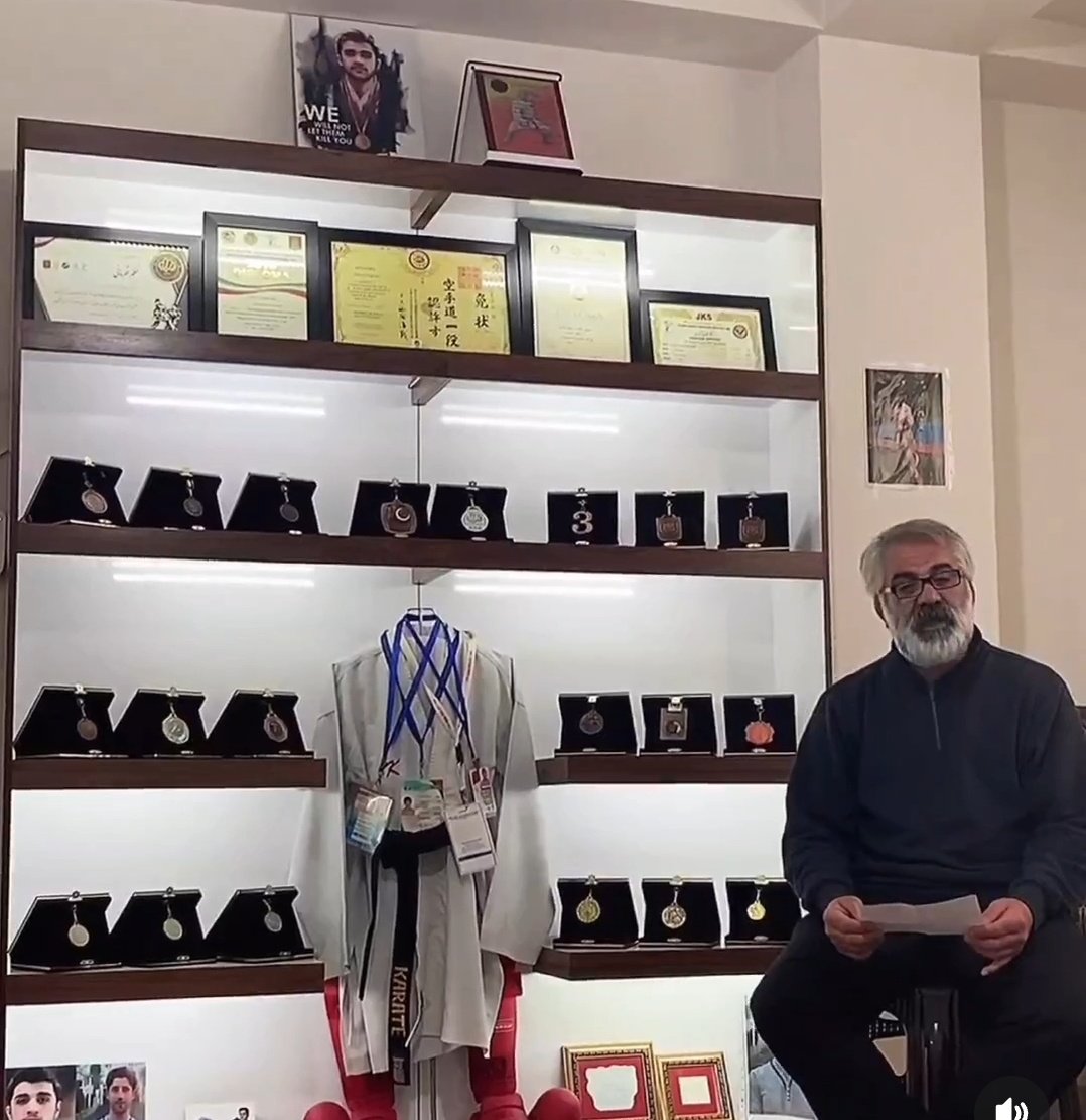 پدر بامعرفت مهدی کرمی، پیشاپیش عید رو به همه تبریک گفته.
چقدر روحیه‌‌بخشی واقعا... قطعا بزرگترین افتخار و مدال مهدی، داشتن پدری مثل تو بوده
#مهسا_امینی