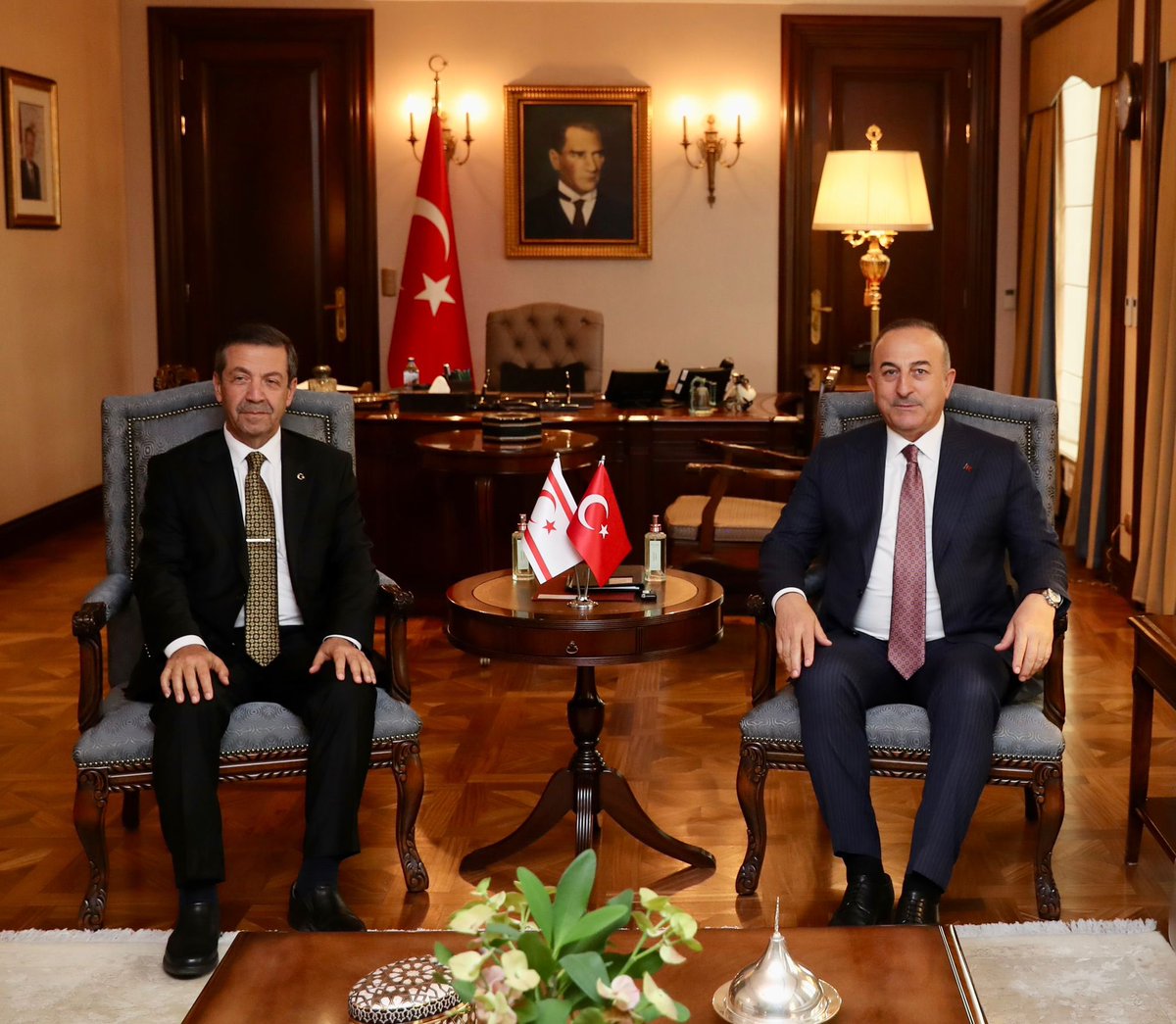 Kuzey Kıbrıs Türk Cumhuriyeti Dışişleri Bakanı Tahsin Ertuğruloğlu’yla görüştük.

KKTC’nin gözlemci üye olduğu #TürkDevletleriTeşkilatı’nın yarın yapılacak Olağanüstü Zirvesi’nin hazırlıklarını ve gündemini ele aldık.

Kıbrıs Türkü #TürkDünyası’nın ayrılmaz bir parçasıdır.