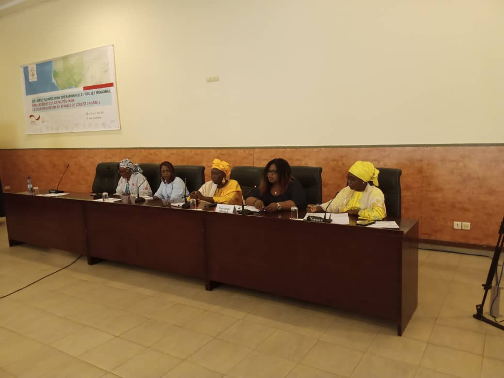 AtiotaTouni's tweet photo. ATELIER DE PLANIFICATION OPÉRATIONNEL-PROJET RÉGIONAL RENFORCEMENT DES CAPACITÉS POUR LA DÉCENTRALISATION EN AFRIQUE DE L'OUEST (#proDAO).
Cet atelier regroupe les acteurs de la décentralisation à l'hôtel #Sancta #Maria à #Lomé.
@fct228
@UCLGAfrica
#Decebtralisation, https://t.co/ofu5eTseks
