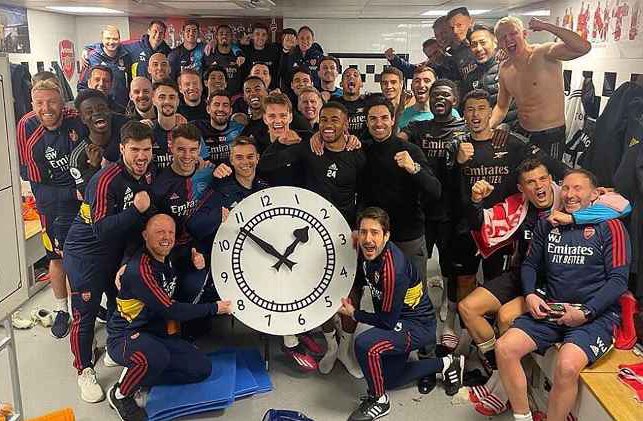 ArsenalBuzzCom's tweet image. 🗣️| Mikel Arteta on the Clock End image pointing at 11 and 2: “It was something I related to a few days before on where we were as a team and club and what we have to stand for.

“It was something private in the dressing room just before the game and something that's in the