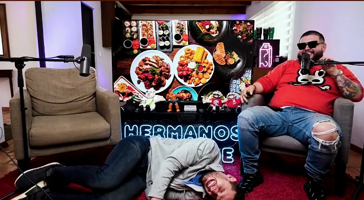 Backer32Ramon's tweet photo. El que no conoce hermanos de leche, a cualquier cotorro le reza!!
@adrianm10  @lamolechida  este momento es sublime en la historia de Youtube!! https://t.co/gUOhvPw4Wf