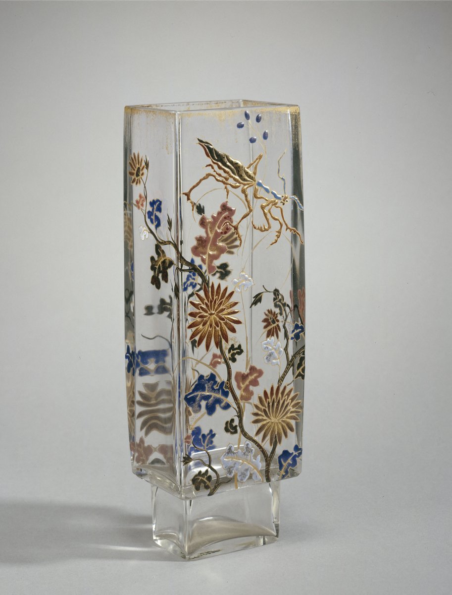 Au #PetitPalais vous pouvez voir ce vase à décor de chrysanthèmes réalisé par Émile Gallé, fondateur de l'École de Nancy et un des pionniers de l'Art nouveau. Maître verrier, il développe de nombreuses techniques de fabrication dont l'ornement du verre avec des émaux dès 1878.