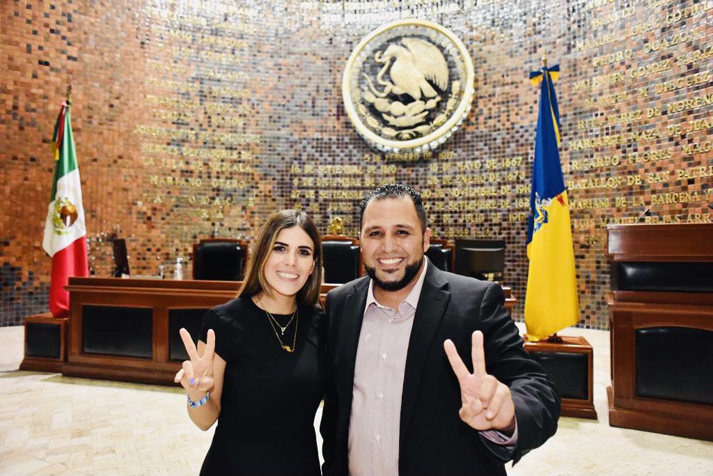 JaviRMendoza's tweet photo. ¡Es Ley! #OrdenConElEnredo
Todo mi reconocimiento para la diputada @PrisFrancoB por saber trabajar en equipo y por lograr una de las grandes regulaciones para la ciudad #LosCablesPorAbajo 👇🏻 https://t.co/iuEKTfRYQe