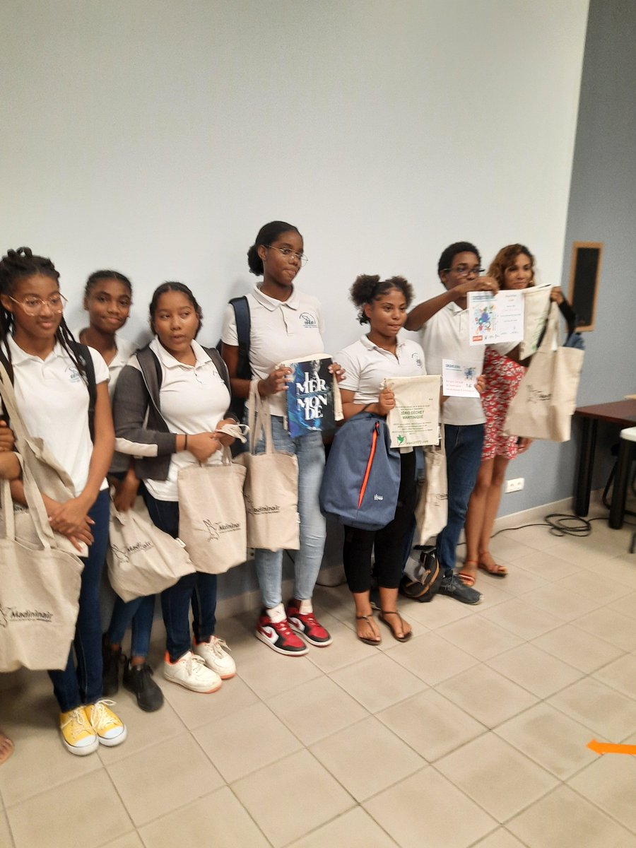 EDFenMartinique's tweet photo. EDF en Martinique impliqué dans l'innovation et dans l'insertion des jeunes soutient les jeunes collégiens innovateurs⚡️ ! @Fond_CGenial ▶ Prochaine étape pour les gagnants, le concours national à Paris où ils se rendront pour défendre leur projet.
#EDF #CGenial #Martinique https://t.co/Sb57TVwh8t