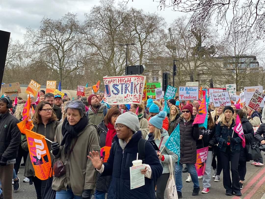USPSriLanka's tweet photo. We stand in solidarity with everyone who is participating in the #BudgetDayStrike in the UK.

#lka #SriLanka #UK #March15th #CostOfLivingCrises #ToriesOutNow https://t.co/Q4XsGiYxA2