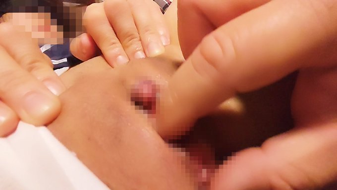 コリコリのクリをたっぷり刺激。 「アンッ！キモちいいのぉ！！」 クリを弄りやすいように自らムッチリお肉を広げる。 「やァッ！イクイクッ！イッちゃう！」 ひくつくマ○コを見ながら心ゆくまでクリを責める幸せ😁<a href="/tag/%E3%83%91%E3%82%A4%E3%83%91%E3%83%B3"class="tags"><span>#パイパン</span></a><a href="/tag/%E3%82%AF%E3%83%AA%E3%83%88%E3%83%AA%E3%82%B9"class="tags"><span>#クリトリス</span></a><a href="/tag/%E3%82%A8%E3%83%AD%E3%82%B3%E3%82%B9"class="tags"><span>#エロコス</span></a><a href="/tag/%E5%AB%81%E8%AA%BF%E6%95%99"class="tags"><span>#嫁調教</span></a>