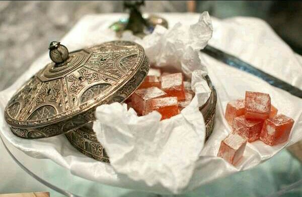 Confieso que siempre he tenido antojos de los dulces que le da la bruja blanca a Edmon  en Narnia 😬😬😬. 
¿Alguien sabe cómo se llaman?