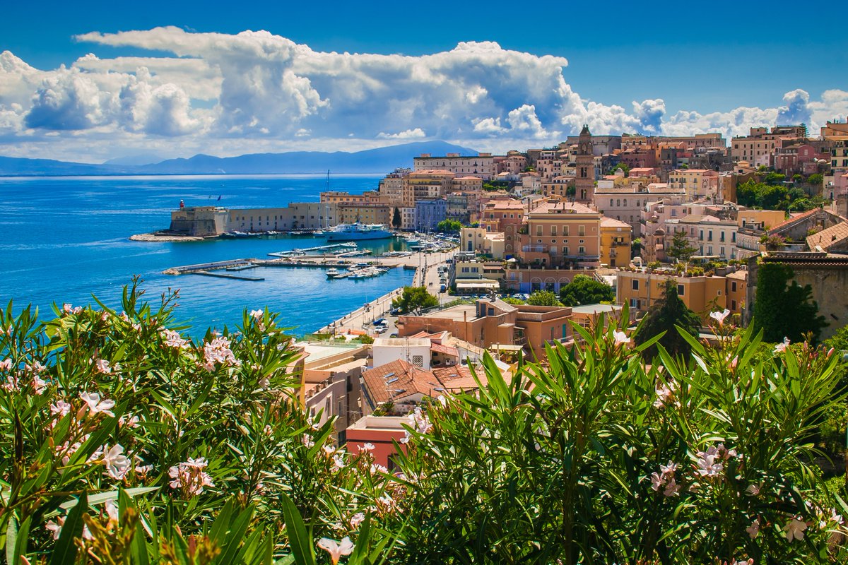 visit_lazio's tweet photo. #Gaeta è un luogo magico, ricco di storia, cultura, tradizioni e sapori. Sono numerosi i luoghi da visitare ed ammirare, dal castello angioino-aragonese, alla montagna spaccata. Tante tessere di un mosaico dal valore inestimabile 

#VisitLazio #LazioIsMe #LazioEternaScoperta https://t.co/723ntDWq94