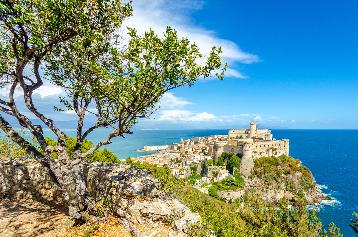 visit_lazio's tweet photo. #Gaeta è un luogo magico, ricco di storia, cultura, tradizioni e sapori. Sono numerosi i luoghi da visitare ed ammirare, dal castello angioino-aragonese, alla montagna spaccata. Tante tessere di un mosaico dal valore inestimabile 

#VisitLazio #LazioIsMe #LazioEternaScoperta https://t.co/723ntDWq94