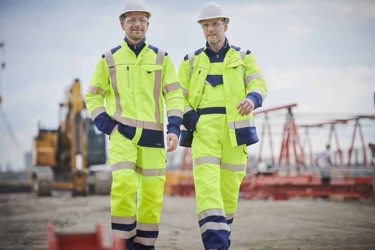 MEWA_CH's tweet image. Die Mewa Schutzkleidung Dynamic Reflect ist für alle gedacht, die maximale Sichtbarkeit bei maximaler Flexibilität suchen. Wie es sie gerade jetzt während den ständigen Wetteränderungen im Strassenbau und Tiefbau braucht. mewa.tm/3YJeKVq #MewaTM #textilsharing