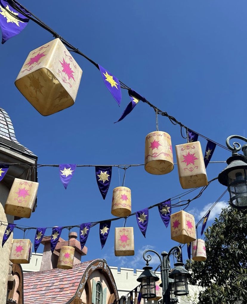 Letsn0tok's tweet photo. @cheez_it_loverr Disney🤭 https://t.co/8gGUOQgE0I