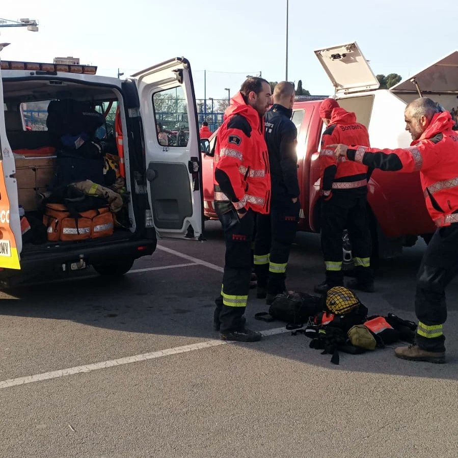 la_vpc's tweet photo. Avui hem col·laborat amb @AvpcTarragona a petició de @bomberscat per fer trasllat de bombers a IF de Calafell per fer relleus de matí. https://t.co/7QtceJtm6U