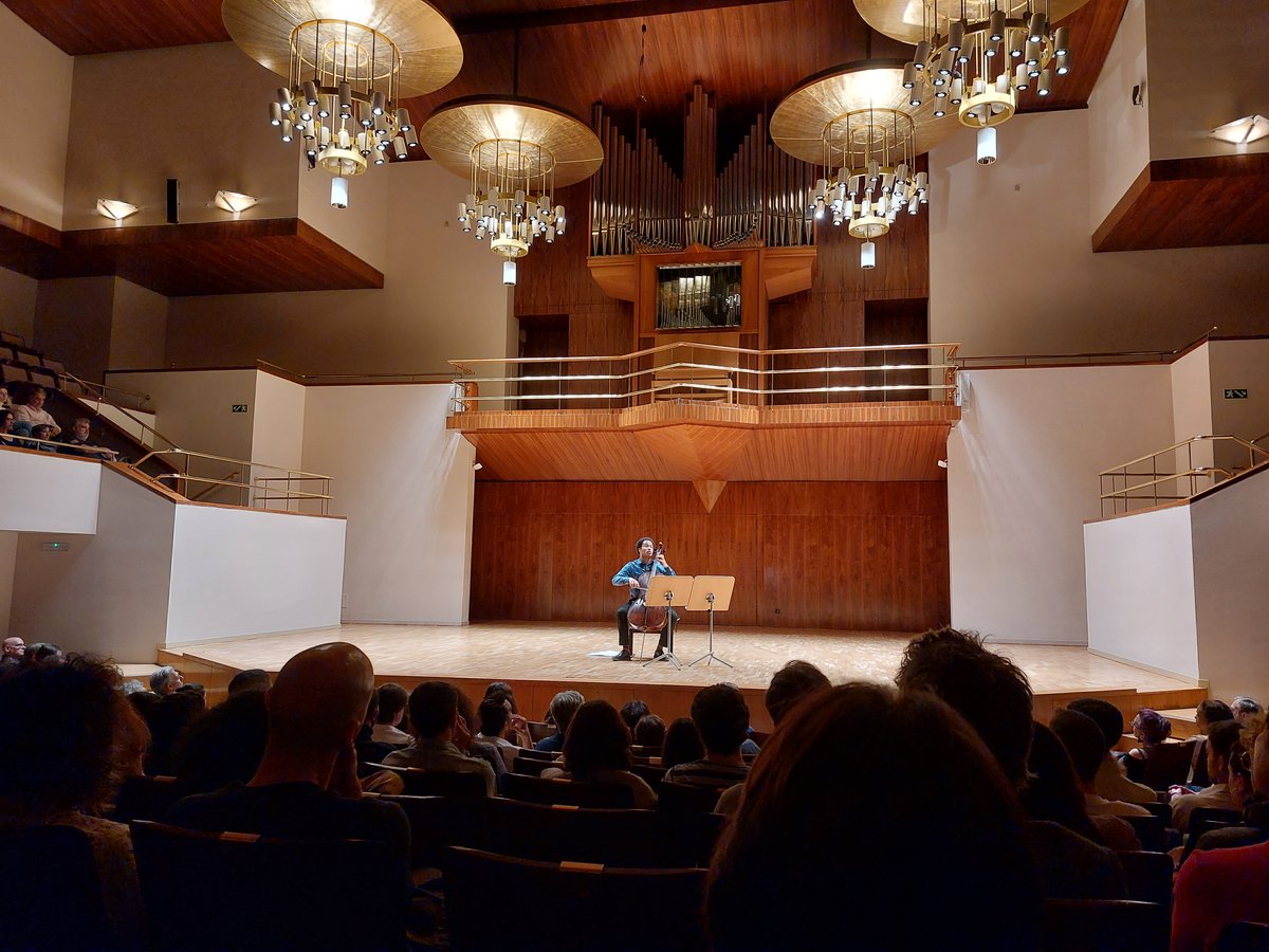 esBritish's tweet photo. 💬 Así cerramos la edición de #WeAreEquals Music Academy 2023, que organizamos junto a @fundacionmarch y @ukinspain con el fin de crear un espacio de formación y networking para compositores emergentes. @ShekuKM puso el broche final a las sesiones con un maravilloso concierto 🎻. https://t.co/rUSbfgW4E0