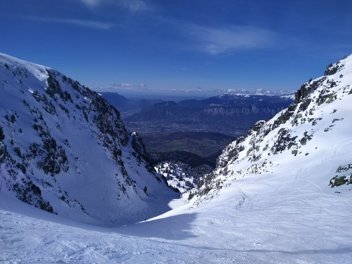 ChaletLaunael's tweet photo. Environ 20 cm de neige fraîche sur le couloir de Casserousse et le retour P2... ❄️ #Chamrousse #ski #snowboard #snowboarding #snow #powderalert #poudreuse #Alpes #AlpesIsHere #Dauphiné #Belledonne #neige #skiresort #soleil ☀️ https://t.co/TPTNBOHe87
