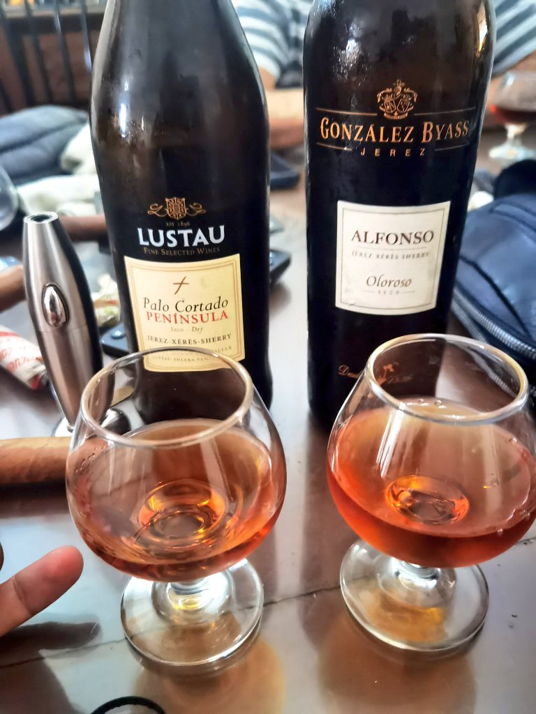 JARMHABANO's tweet photo. Excelente cata paralela de un Oloroso y un Palo Cortado 
@AngelGM87 @_yoanguerrero @pasionhabanos @CigarChairman @erickmichaus @CalvinThomps99 @BarnatanMR @cksigma1914 @Oilersfann83 @nanaimodude @DavidSinagawa @ChacocII @rudypopi @writercimasuda @AColombres @CalvinThomps99 #jerez https://t.co/pJUbaZ0n6m