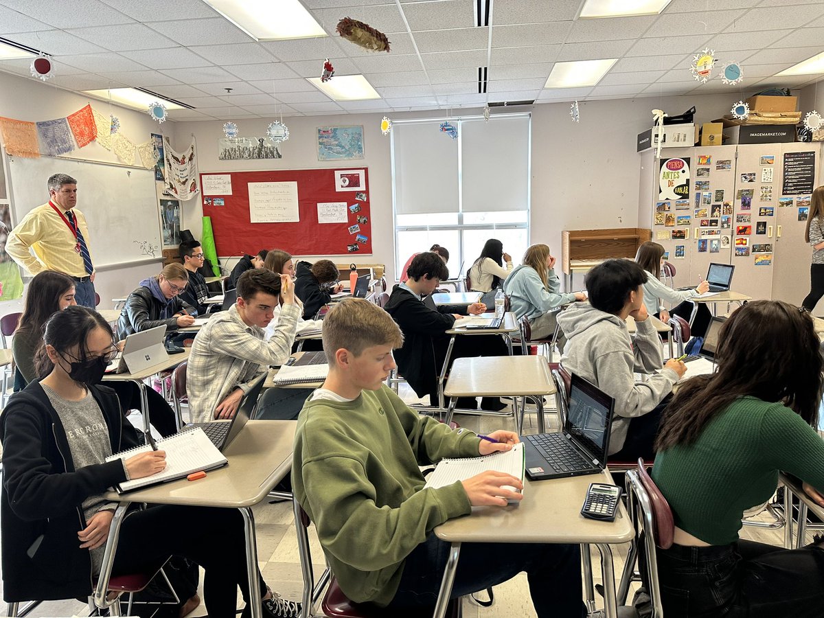 parklandtrojans's tweet image. Mrs. Gerhart’s Precalculus class creates coordinate planes to graph various equations #Precalculus #graphing #math
