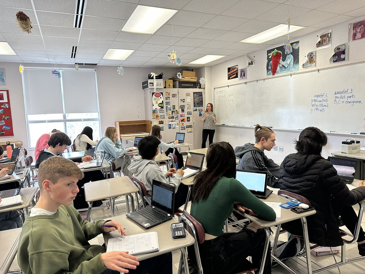 parklandtrojans's tweet image. Mrs. Gerhart’s Precalculus class creates coordinate planes to graph various equations #Precalculus #graphing #math