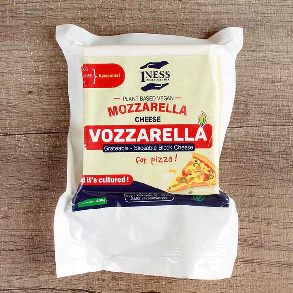 "Wir haben einen neuen veganen Mozzarella. Wir brauchen nen Namen!"

"Naja die meisten tauschen den Anfangsbuchstaben einfach gegen ein V wie Vegan"

"Sollten wir auch machen, was soll schon schief gehen?!"

Nun. Ich weiß ja nicht.