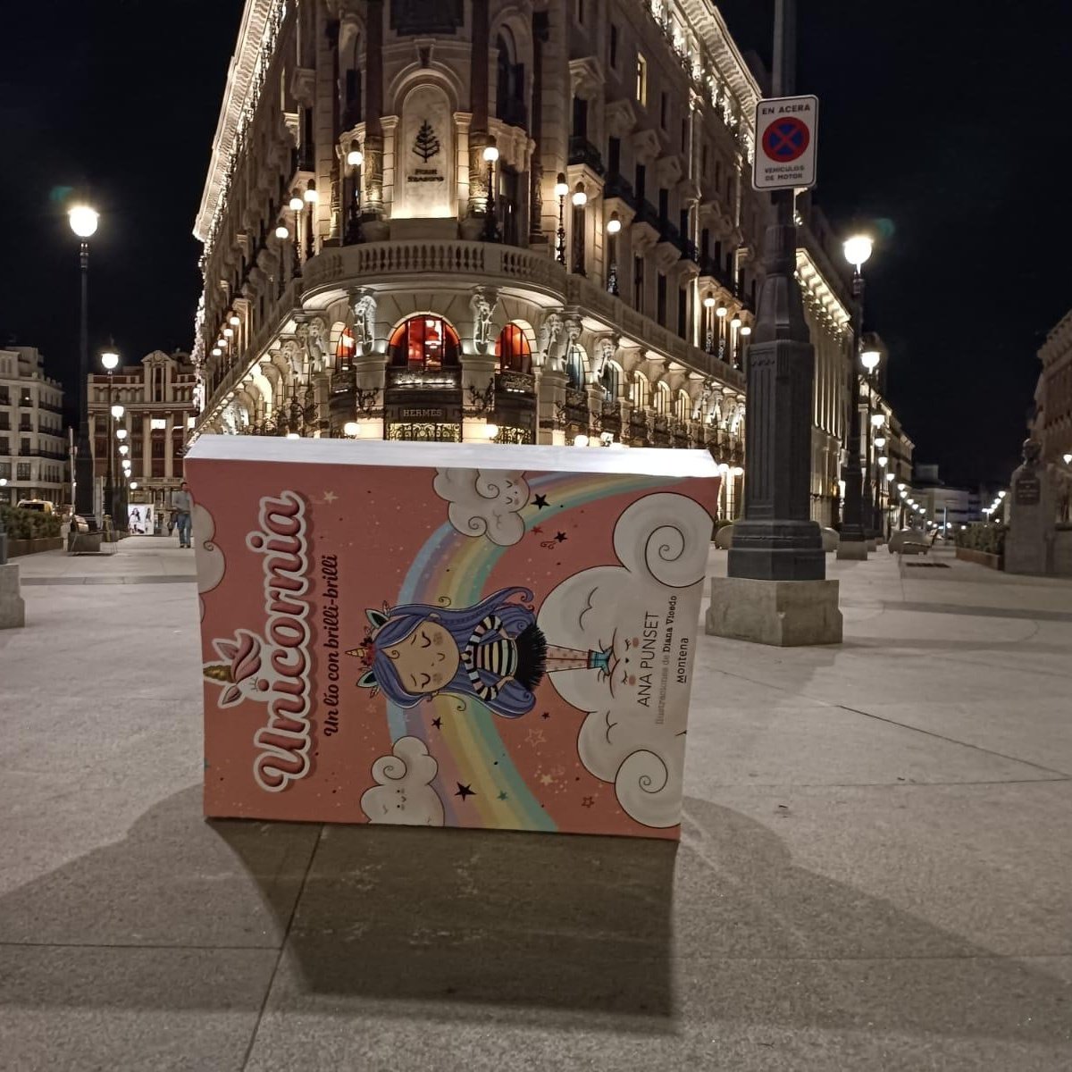 literlandweb1's tweet photo. #Madrid ha amanecido con 20 bancos en forma de libros, en el marco de la campaña del Ayuntamiento de @MADRID para fomentar la lectura "Siéntate a leer". Estarán distribuidos en la ciudad durante tres meses. https://t.co/txO49E6WAP