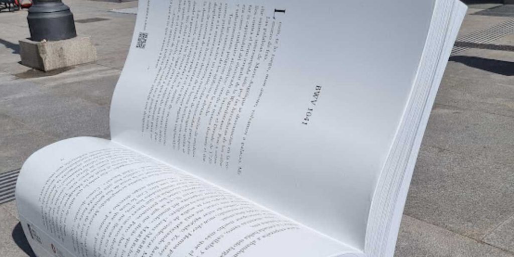 literlandweb1's tweet photo. #Madrid ha amanecido con 20 bancos en forma de libros, en el marco de la campaña del Ayuntamiento de @MADRID para fomentar la lectura "Siéntate a leer". Estarán distribuidos en la ciudad durante tres meses. https://t.co/txO49E6WAP