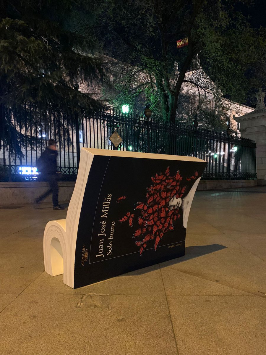 literlandweb1's tweet photo. #Madrid ha amanecido con 20 bancos en forma de libros, en el marco de la campaña del Ayuntamiento de @MADRID para fomentar la lectura "Siéntate a leer". Estarán distribuidos en la ciudad durante tres meses. https://t.co/txO49E6WAP