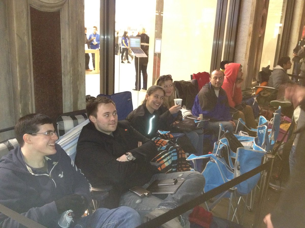 itmightjustwork's tweet image. 11 years ago....when Apple made products that made queues! 

#stevejobs you are sorely missed. A techno king with real class.