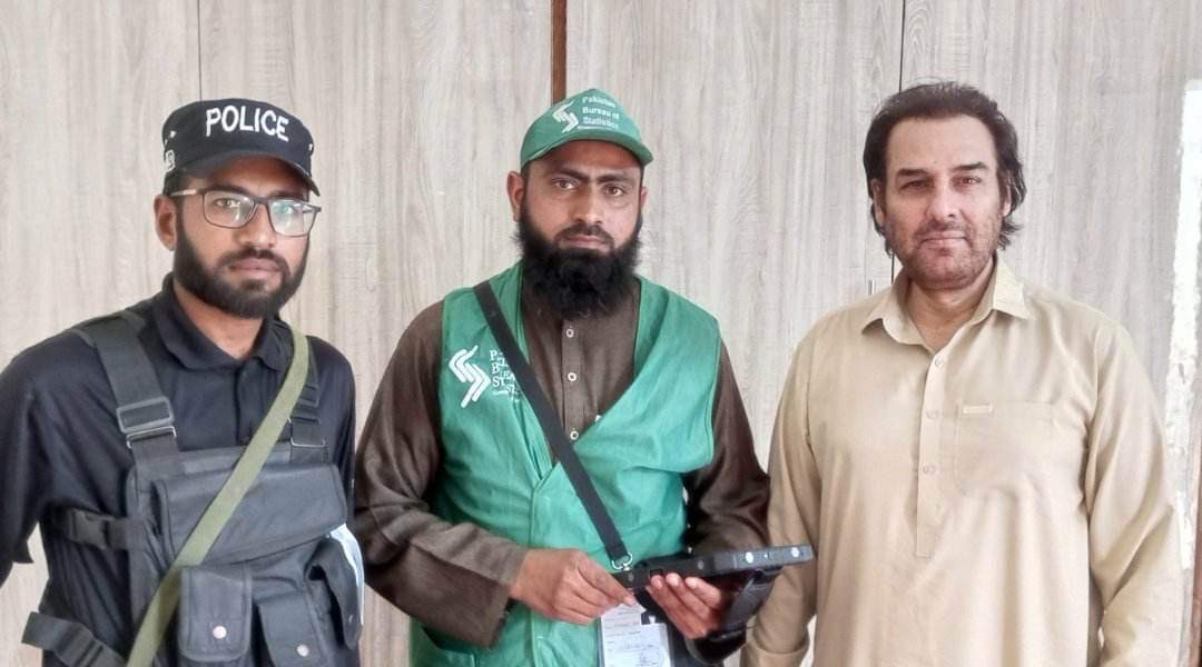 PBSofficialpak's tweet photo. Pakistan’s very own star Ajab Gul has participated in the 7th Population and Housing Census, enumerating himself and his household! Have you gotten enumerated yet?
#DigitalCensusPk #Census2023 #GetEnumerated #Pakistan #AjabGul https://t.co/9roVbh0qEI