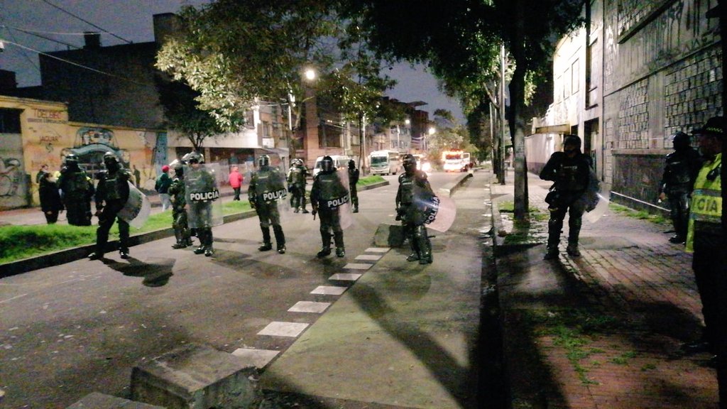 JoseRCasadiego's tweet photo. De forma violenta, @PoliciaBogota arremetió en contra de la ciudadanía, en presencia de los ediles @millerruiz8 @deeviscd2020 @Avilamedios @JoseRCasadiego hacíamos acompañamiento la manifestación ciudadana en contra de las árbitrarias decisiones de @claudialopez https://t.co/iLNXgaSu7y