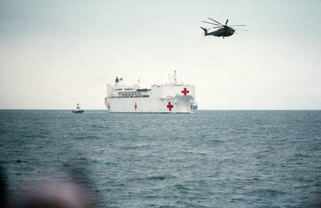 #OTD USNS MERCY  T-AH-19
An MH-53E Sea Dragon helicopter flies near the hospital ship  as the vessel returns from deployment in the Persian Gulf area during Operation Desert Storm,
1991. #history #desertstorm32 #desertstorm #gulfwar #gulfwar32 #PersianGulf https://t.co/cpvDjkKFt2