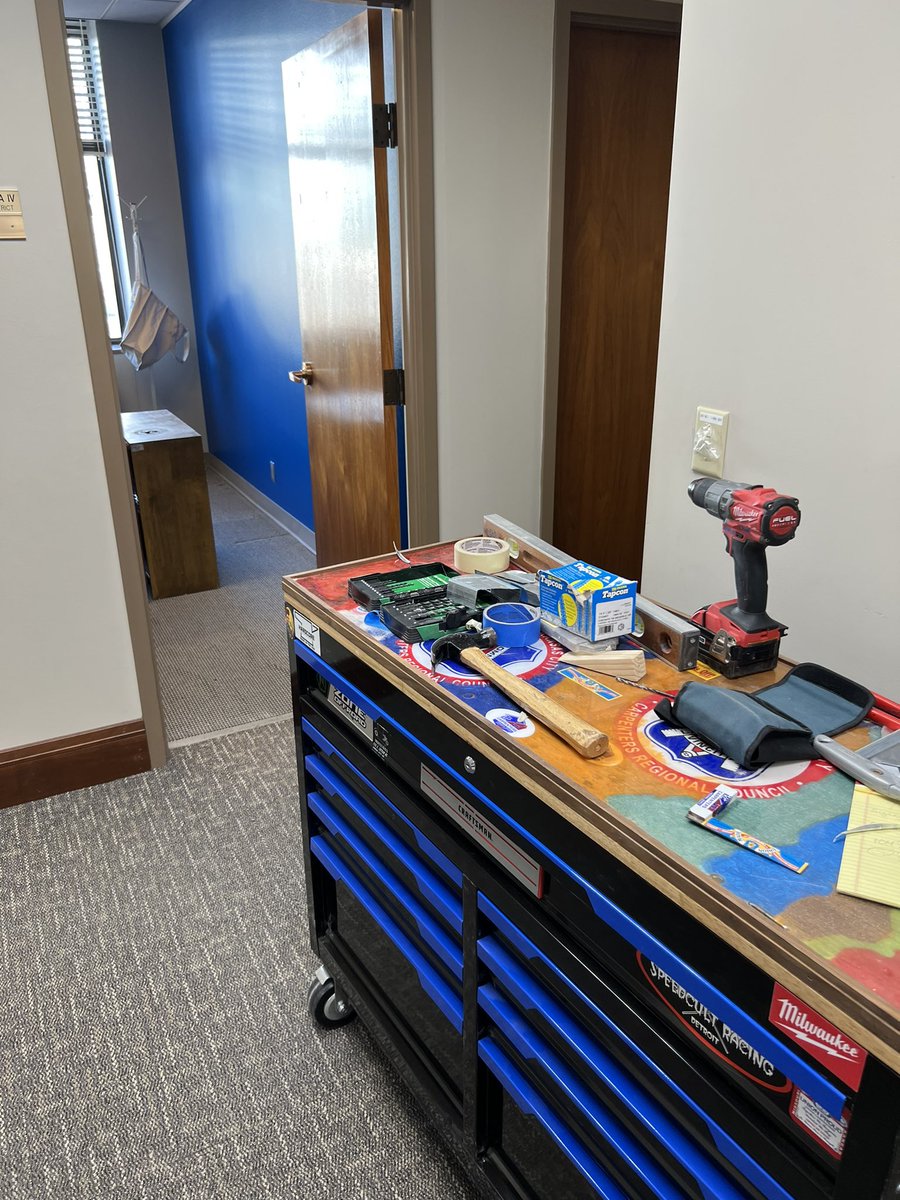 Shout out to the <a href="/MidAmCarpenters/">Mid-America Regional Council of Carpenters</a> who’s member is working hard to finish my Legislative office this morning! 

Got to give a nod to our <a href="/IUPATDC3/">IUPAT D.C.3</a> for getting a fresh coat of paint on these historic walls! 

<a href="/JacksonCountyMO/">Jackson County MO</a> is #UnionStrong ✊🏽

#KansasCity