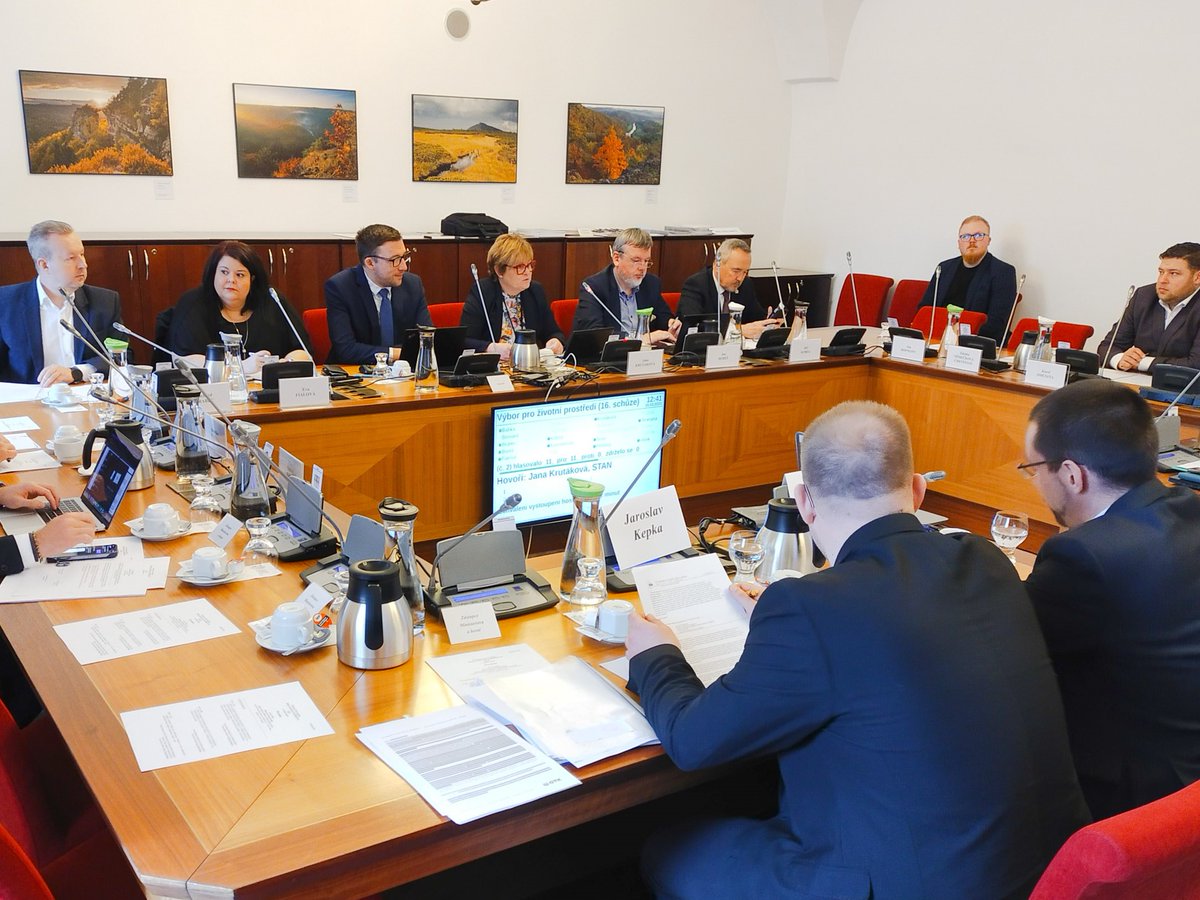 Výbor pro životní prostředí PS na své 16. schůzi mimo jiné projednal petici občanů obce Nelahozeves k neodkladnému pokračování sanace skládky nebezpečného odpadu a vyzval dotčené orgány, aby urychlili přípravu kroků k sanaci skládky. Více z výboru: psp.cz/sqw/hp.sqw?k=4…