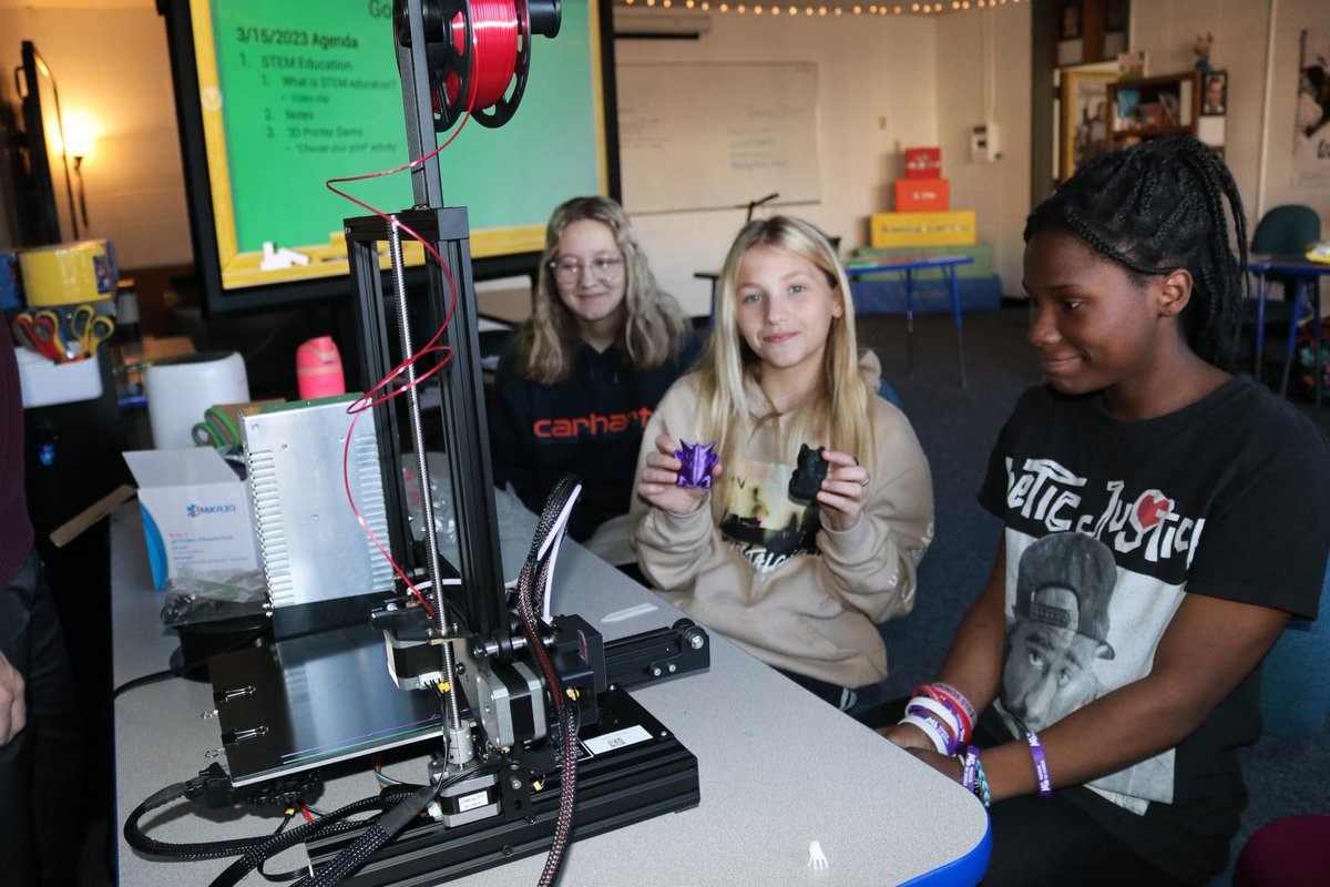 dmtcsc's tweet photo. Introduction to Teaching students are learning how to correctly load filament in the 3D Printer. #intrototeaching #3DPrinting #DMTCPrepares https://t.co/2PQrjsw4SQ