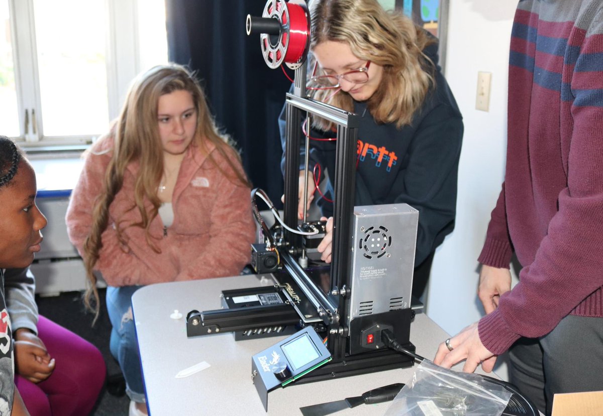 dmtcsc's tweet photo. Introduction to Teaching students are learning how to correctly load filament in the 3D Printer. #intrototeaching #3DPrinting #DMTCPrepares https://t.co/2PQrjsw4SQ