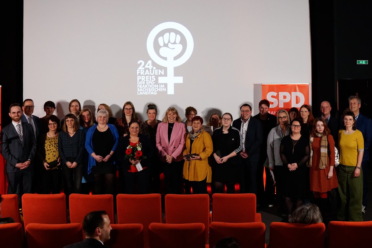 dirkpanter's tweet photo. Unser 24. Frauenpreis ging an Frauen, die sich für Gute Arbeit in Sachsen stark machen. 25 tolle Bewerbungen und Vorschläge. 6 Mitarbeiter:innen und Abgeordnete in der Jury. 100 Gäste im Zentralkino. Ein wundervoller und inspirierender Abend. https://t.co/ckXOhG0QAS https://t.co/aOpLC7K7hu