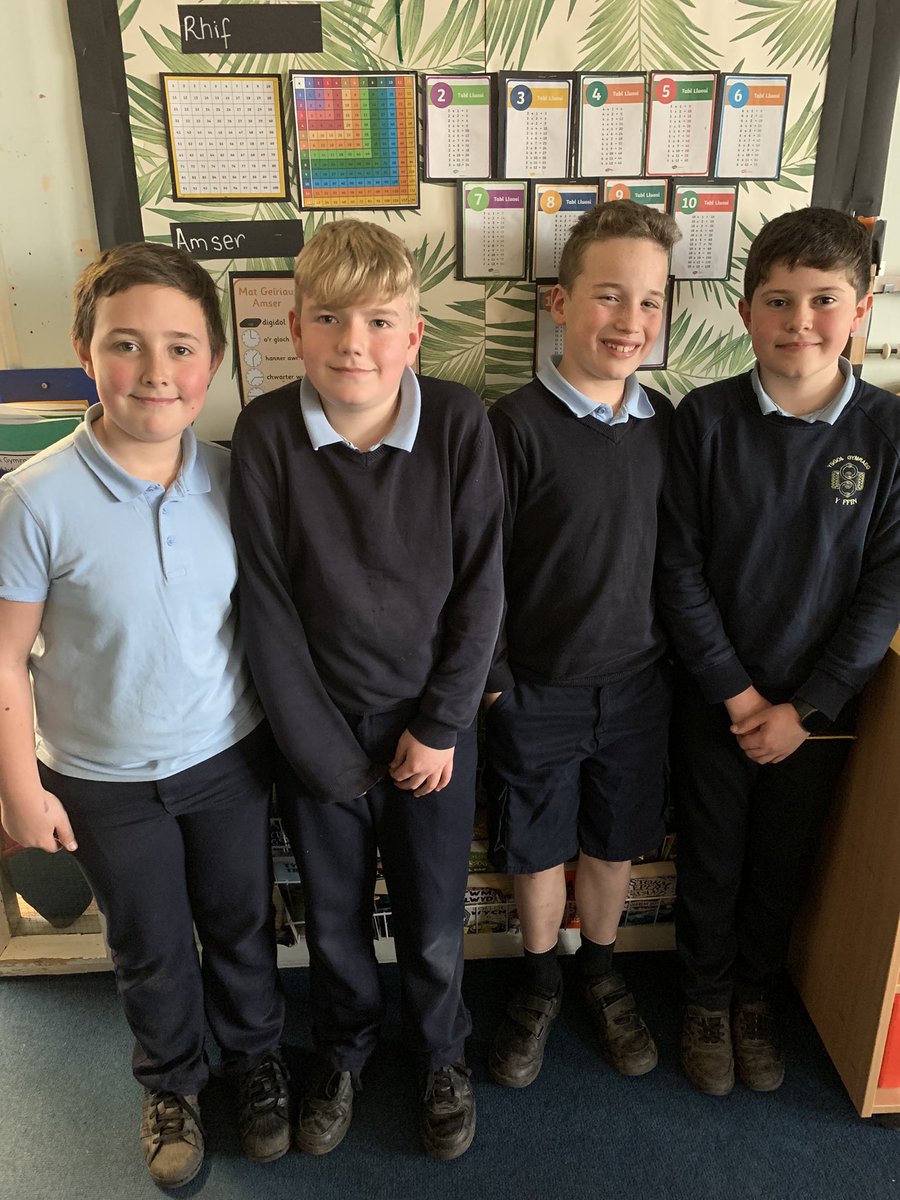 Clôd mawr i’r pedwar yma am gystadlu yn y Cwis Dim Clem prynhawn  'ma. Fe wnaethoch chi eich gorau glas! 👏🏼
Credit to these four for competing in the Cwis Dim Clem this afternoon. You did your very best! 👏🏼

Llongyfarchiadau i'r tîm fuddugol o <a href="/YsgolPanteg/">Ysgol Panteg</a> a diolch <a href="/MenterBGTM1/">Menter Iaith Blaenau Gwent, Torfaen a Mynwy</a>!